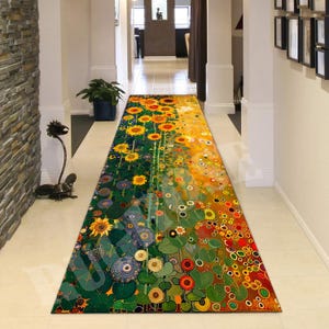 Puede incluir: Una alfombra larga y rectangular con un diseño floral que presenta girasoles y otras flores en tonos de amarillo, verde y rojo. La alfombra está colocada en un pasillo con paredes blancas y una pared de acento de piedra.