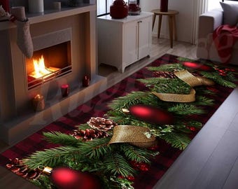 Op de afbeelding: Een rechthoekig kersttapijt met een rood-zwart ruitpatroon. Het tapijt heeft een feestelijk ontwerp met groene dennentakken, rode ornamenten, gouden lint en dennenappels, wat een vakantiesfeer creëert.