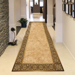 Alfombra de pasillo clásica con borde de mármol: color beige y dorado.