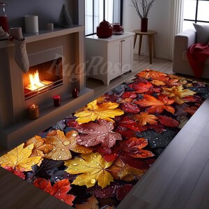 Puede incluir: Una alfombra rectangular con un estampado detallado de hojas de oto&ntilde;o ca&iacute;das en tonos rojos, naranjas y amarillos. Las hojas est&aacute;n cubiertas de peque&ntilde;as gotas de agua, creando una textura realista en la superficie del revestimiento.