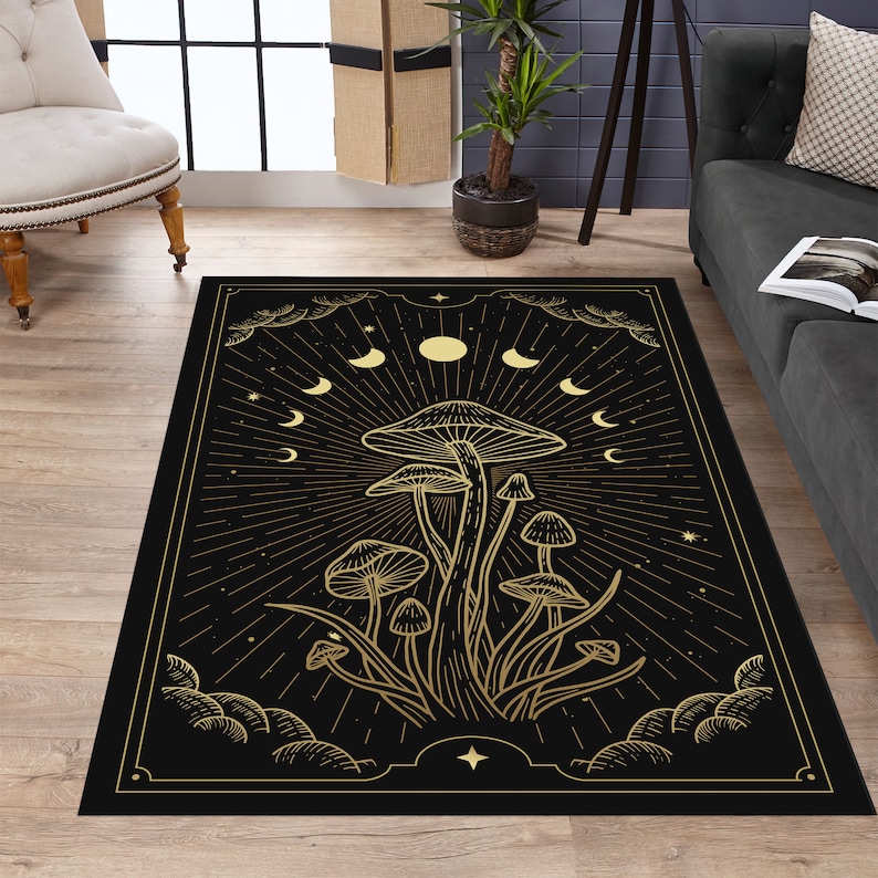 K&ouml;nnte beinhalten: Schwarzer und goldener Teppich mit einem Design aus Pilzen und Monden. Die Pilze sind in Gold umrandet und haben ein stilisiertes Design. Die Monde sind ebenfalls in Gold umrandet und befinden sich in verschiedenen Phasen. Der Hintergrund ist schwarz mit einem dezenten Sternenmuster.