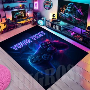 Peut inclure: Tapis de jeu noir avec un motif de manette bleu et violet néon. Le tapis porte l'inscription "YOUR TEXT" en bleu et violet néon. Le tapis est posé sur un sol en bois.