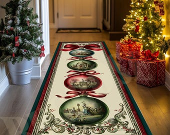 Op de afbeelding: Een rechthoekige kerstlopermat met een crèmekleurig middenstuk met vier grote, ornamentvormige illustraties met rode strikken. De loper heeft een donkergroene rand met rode en crèmekleurige decoratieve accenten.