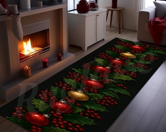 Op de afbeelding: Een zwarte kerstlopermat met een feestelijk ontwerp. De loper is versierd met rode en gouden ornamenten, hulstbladeren en rode bessen. De loper ligt voor een open haard.