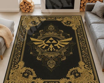 Könnte beinhalten: Ein rechteckiger schwarzer Teppich mit einem goldenen Emblem in der Mitte. Das Emblem zeigt ein Dreieck und stilisierte Flügel. Der Teppich hat einen goldenen, verzierten Rand und dekorative Elemente. Der Teppich liegt auf einem hellen Boden.