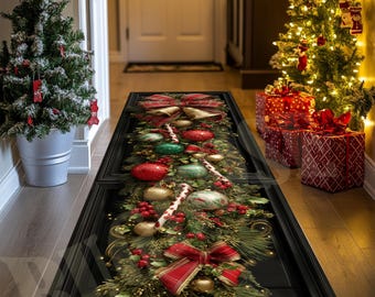 Op de afbeelding: Een rechthoekig kersttapijt met een zwarte rand. Het tapijt heeft een feestelijk ontwerp met rode en gouden strikken, ornamenten, zuurstokken en groen. Het tapijt ligt in een gang met een kerstboom en cadeaus.