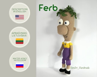 Puede incluir: Ferb, un personaje de dibujos animados de Phineas y Ferb, hecho a crochet. Lleva un atuendo morado y amarillo y tiene el pelo verde. La figura de crochet está de pie sobre un fondo blanco. El texto "Ferb" está escrito en verde encima de la figura. El texto "RimArt_Handmade" está escrito en verde debajo de la figura.