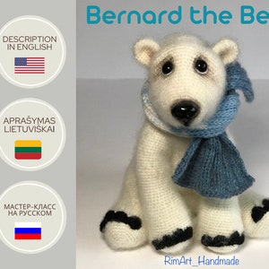 Può includere: Un orso polare bianco all'uncinetto con una sciarpa blu. L'orso è seduto con le zampe davanti a sé. Il testo "Bernard the Bear" è sopra l'orso. Il testo "RimArt_Handmade" è sotto l'orso.