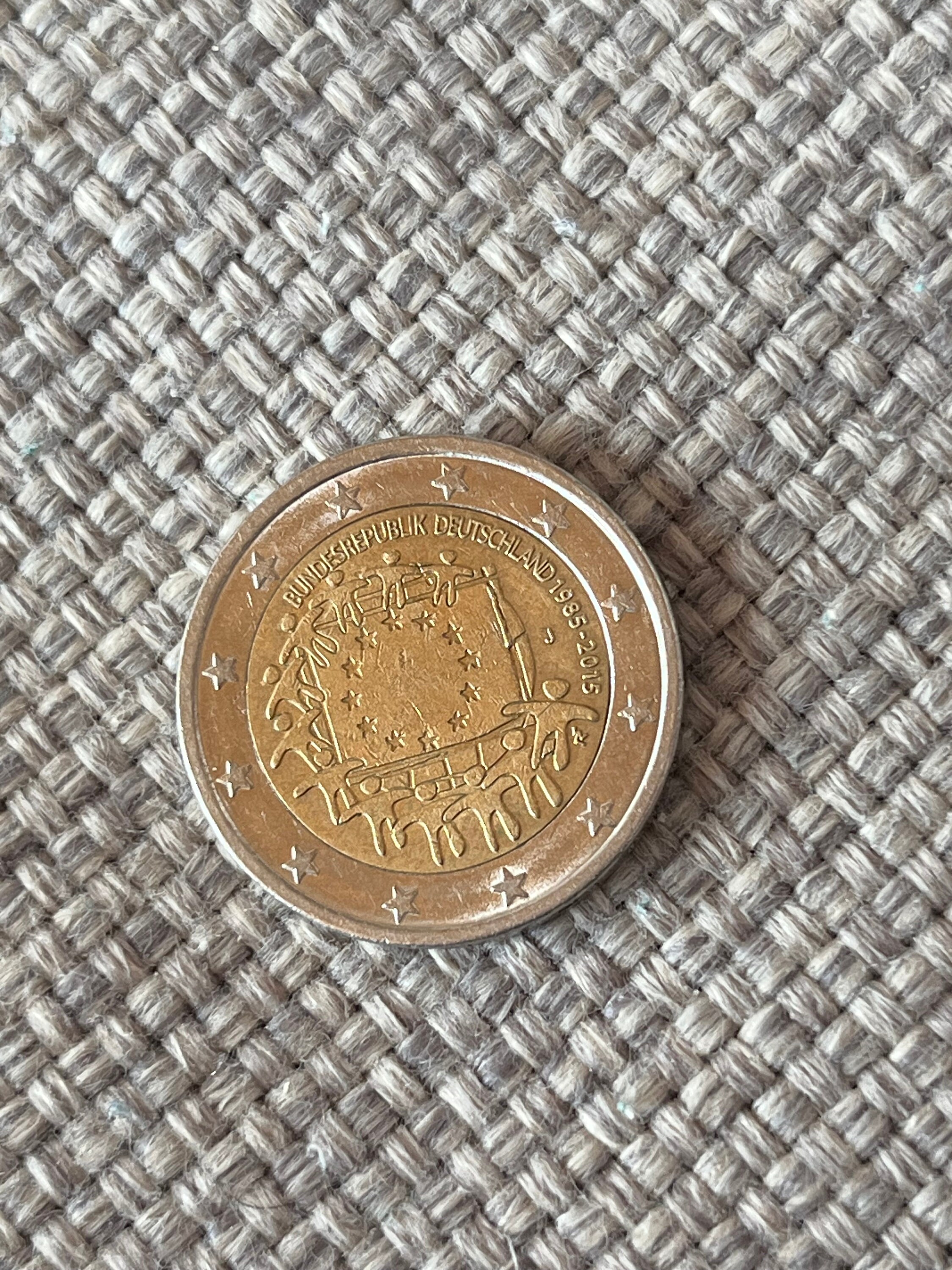 La pièce de 1 euro avec le hibou, une monnaie ordinaire moins