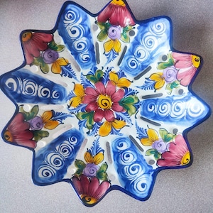 Hand-painted, openwork ceramic plate – M.A. Maison Bidart – Basque floral design – Ø 28 cm