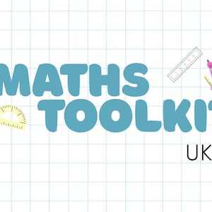 Peut inclure: Un design graphique avec le texte MATHS TOOLKIT et UKS2 en lettres bleues sur un fond quadrillé blanc. Les illustrations incluent une calculatrice violette, un rapporteur jaune, une règle transparente et un compas rose pour la géométrie.