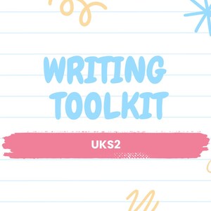 Op de afbeelding: Een digitale afbeelding met de tekst WRITING TOOLKIT in lichtblauw, met de tekst UKS2 gecentreerd op een roze penseelstreek. De achtergrond is wit met blauwe lijnen en decoratieve roze, gele en blauwe krabbels, plus een geel potloodicoon.