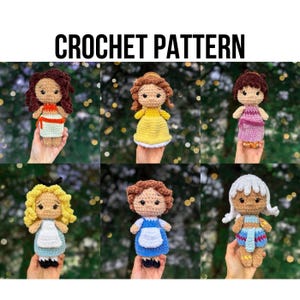 Może przedstawiać: Wyświetlono sześć szydełkowych lalek, każda z unikalnymi strojami i fryzurami. Lalki są w różnych kolorach, w tym żółtym, niebieskim i różowym. Tekst "CROCHET PATTERN" jest wyświetlany nad lalkami.