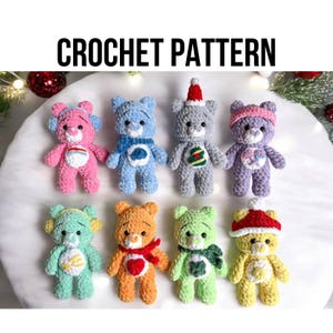 Peut inclure: Huit peluches en crochet représentant des Care Bears de différentes couleurs, dont le rose, le bleu, le gris, le violet, le vert, l'orange et le jaune. Chaque ours a un motif unique sur sa poitrine et certains ont des accessoires comme des chapeaux ou des écharpes. Les ours sont disposés en cercle sur une surface blanche. CROCHET PATTERN est écrit en noir en haut de l'image.
