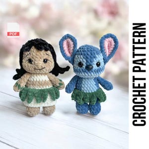 Può includere: Schema di uncinetto PDF per due bambole amigurumi. Una bambola è una ragazza dalla pelle scura con i capelli neri che indossa una gonna di hula verde. L'altra bambola è blu con le orecchie rosa e una gonna di hula verde. Le bambole sono in piedi su una superficie di legno bianco. CROCHET PATTERN è scritto in testo nero su sfondo bianco.
