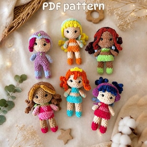 Pode incluir: Uma coleção de seis bonecas de crochê feitas à mão com várias cores de cabelo e roupas. As bonecas são em tons de rosa, roxo, laranja, vermelho e azul. O texto "PDF pattern" está no topo da imagem.