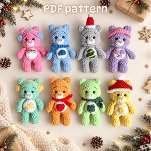 Pode incluir: Um padrão em PDF para oito ursos de peluche feitos em croché em várias cores, incluindo rosa, azul, cinzento, roxo, menta, laranja, verde-claro e amarelo. Cada urso apresenta um emblema único na barriga e alguns usam acessórios festivos.