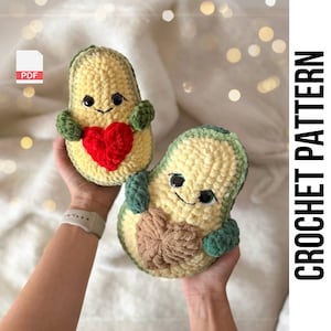 Puede incluir: Patrón de crochet para dos peluches amigurumi de aguacate. Los aguacates sostienen corazones en sus manos. El patrón está disponible para descargar en PDF.