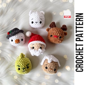 Puede incluir: Una colección de adornos navideños de ganchillo hechos a mano, que incluyen un muñeco de nieve, Papá Noel, un reno, un oso polar, un Grinch y un hombre de jengibre. Los adornos son blancos, rojos, marrones y verdes. El texto "CROCHET PATTERN" es visible.