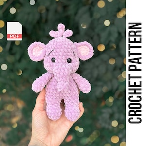 Könnte beinhalten: Ein Häkelmuster für ein lila Elefanten-Amigurumi-Spielzeug. Das Muster ist als PDF-Download verfügbar.