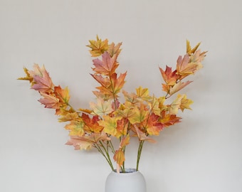 秋の紅葉の小枝、フェイクメープルリーフの枝、人工花工芸品、素朴な緑、家庭植物の装飾、ウェディングパーティーのフラワーアレンジメント