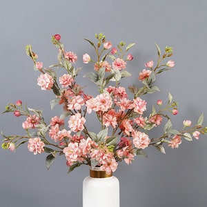 蕾と葉が付いた長い茎の桜、人工の桃の花の工芸品、素朴な野生の椿のスプレー、家の花の装飾、結婚式の花