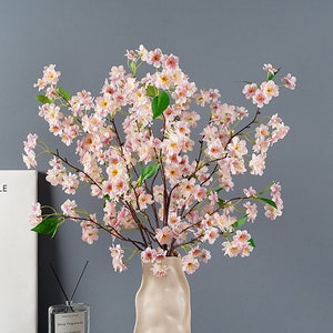 葉付きフェイク桜の枝、春の桃の花の茎、造花クラフト、素朴な花の装飾、ウェディングパーティーのセンターピース