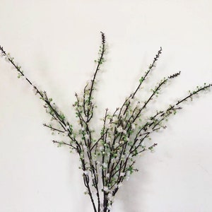 人工の小さな梅の花の茎とつぼみ、フェイクの桜の花の枝、ホームフラワーデコレーション、リースブーケアーチフィラー、ウェディングアレンジメント