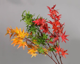 フェイクメープルリーフの枝、秋の紅葉の小枝、人工花工芸品、素朴な緑、家庭植物の装飾、ウェディングパーティーのフラワーアレンジメント