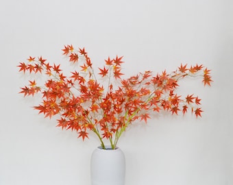 秋の紅葉の小枝、フェイクメープルリーフの枝、人工花工芸品、素朴な緑、家庭植物の装飾、ウェディングパーティーのフラワーアレンジメント