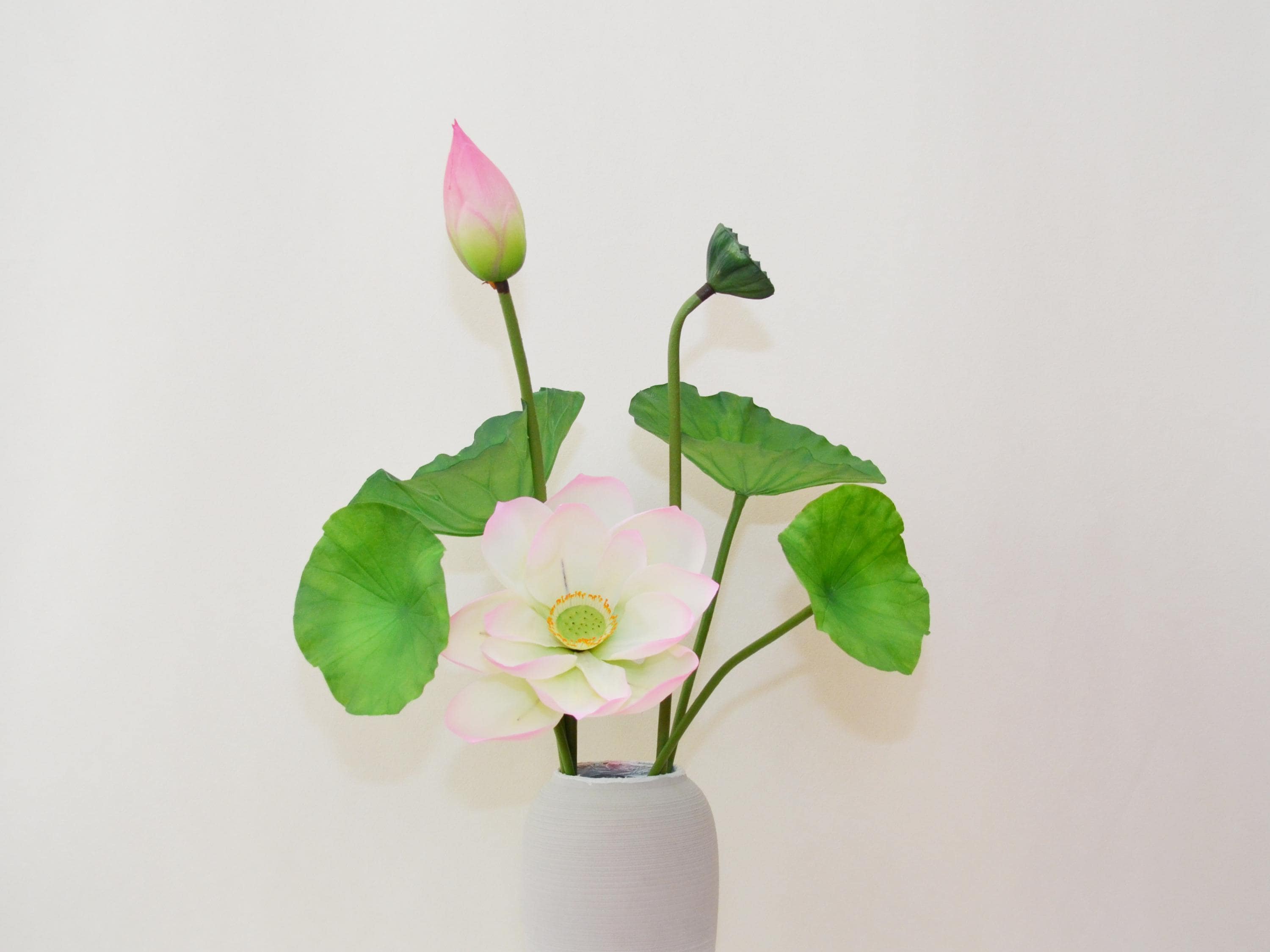 長い茎の人工蓮の花、蓮の葉、蓮の鞘、蓮の頭、蓮の素朴なスタイル