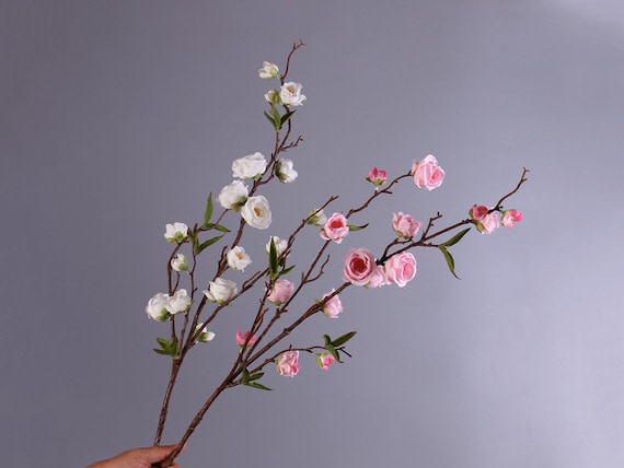 Pflaumenblüten langer Zweig mit Knospen, künstliche Blumen, Frühlings-rustikaler Blütenstamm, chinesisches Haus-Wachs-Blumen-Dekor, Hochzeitsfest-Arrangement