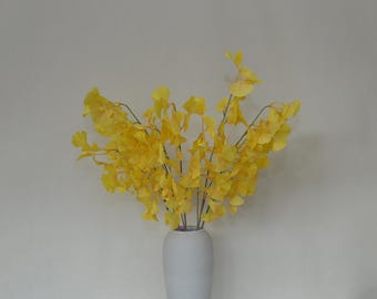 人工イチョウの葉の茎、フェイクの黄色の葉の枝、秋のホームフラワーデコレーション、リビングルームのフラワークラフト、フラワーアレンジメントのセンターピース