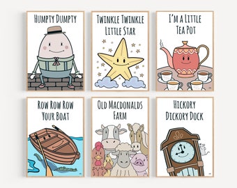 Könnte beinhalten: Sechs bunte, druckbare Kinderreimposter mit Illustrationen von Humpty Dumpty, einem Stern, einer Teekanne, einem Boot, Bauernhoftieren und einer Uhr. Die Poster haben einen hellen Holzrahmen.