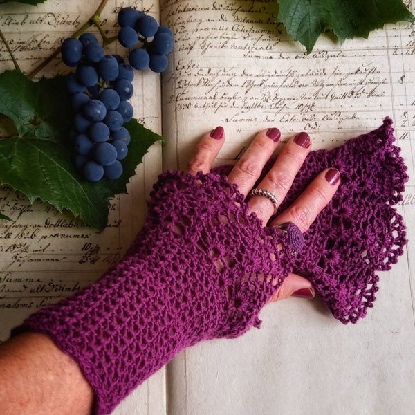 Mitaines en dentelle au crochet faites de fil. Accessoires d'automne et d'hiver élégants, chauds et confortables. Manchettes longues élégantes pour les amateurs de style vintage