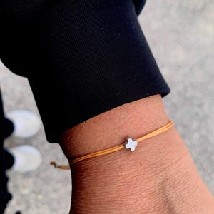 Braccialetto con piccola croce per uomo, donna e bambini. Gioiello religioso. Regalo per la prima comunione o la cresima.