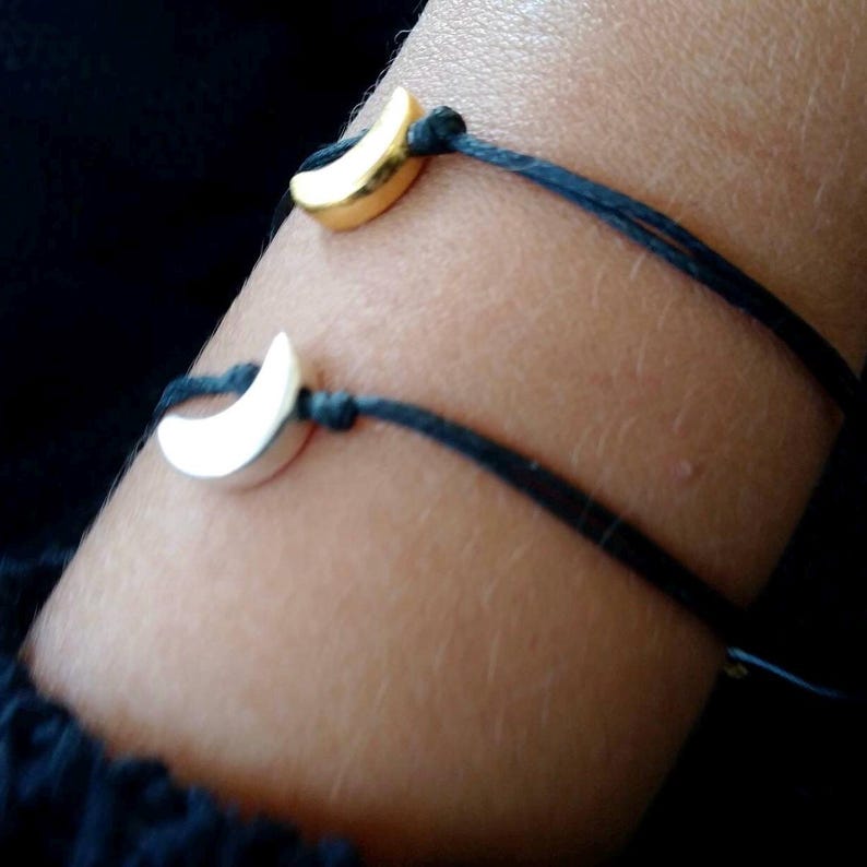 Minimalistiskt månarmband Handgjort himmelskt smycke Halvmåne gåva Justerbart snöre bild 3