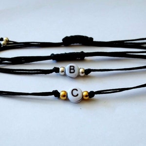 Personalisiertes Buchstabenarmband Minimalistisches Initialperlenarmband Einstellbar Schwarzes Schnurarmband Freundschaftsarmband Name Paararmband