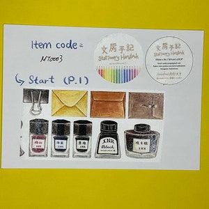 Peut inclure: Une carte blanche avec le texte "Item code = M70003" et "Start (P.1)" écrit dessus. Il y a plusieurs autocollants sur la carte, dont un autocollant rond avec le texte "文房手記 Stationery Handbook" et un autocollant avec un dessin de flacons d'encre et d'enveloppes.