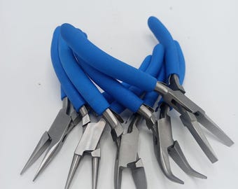 Juego de 5 alicates: de punta plana, de punta redonda, de punta curva, de corte lateral y de punta plana. Mangos azules.