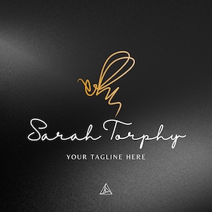 以下が含まれることがあります： 金色のハチのイラストと、白い筆記体で「Sarah Torphy」と署名された文字、その下に「YOUR TAGLINE HERE」というテキストがあります。画像の下部には、黒い輪郭のある小さな白い三角形があります。
