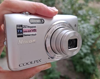 ニコン COOLPIX S3500 デジタルカメラ + SDメモリーカード、充電器