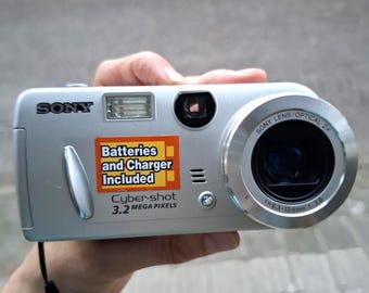 Sony Cyber-shot DSC-T9 (状態は悪いが、完全に動作する、バッテリーと