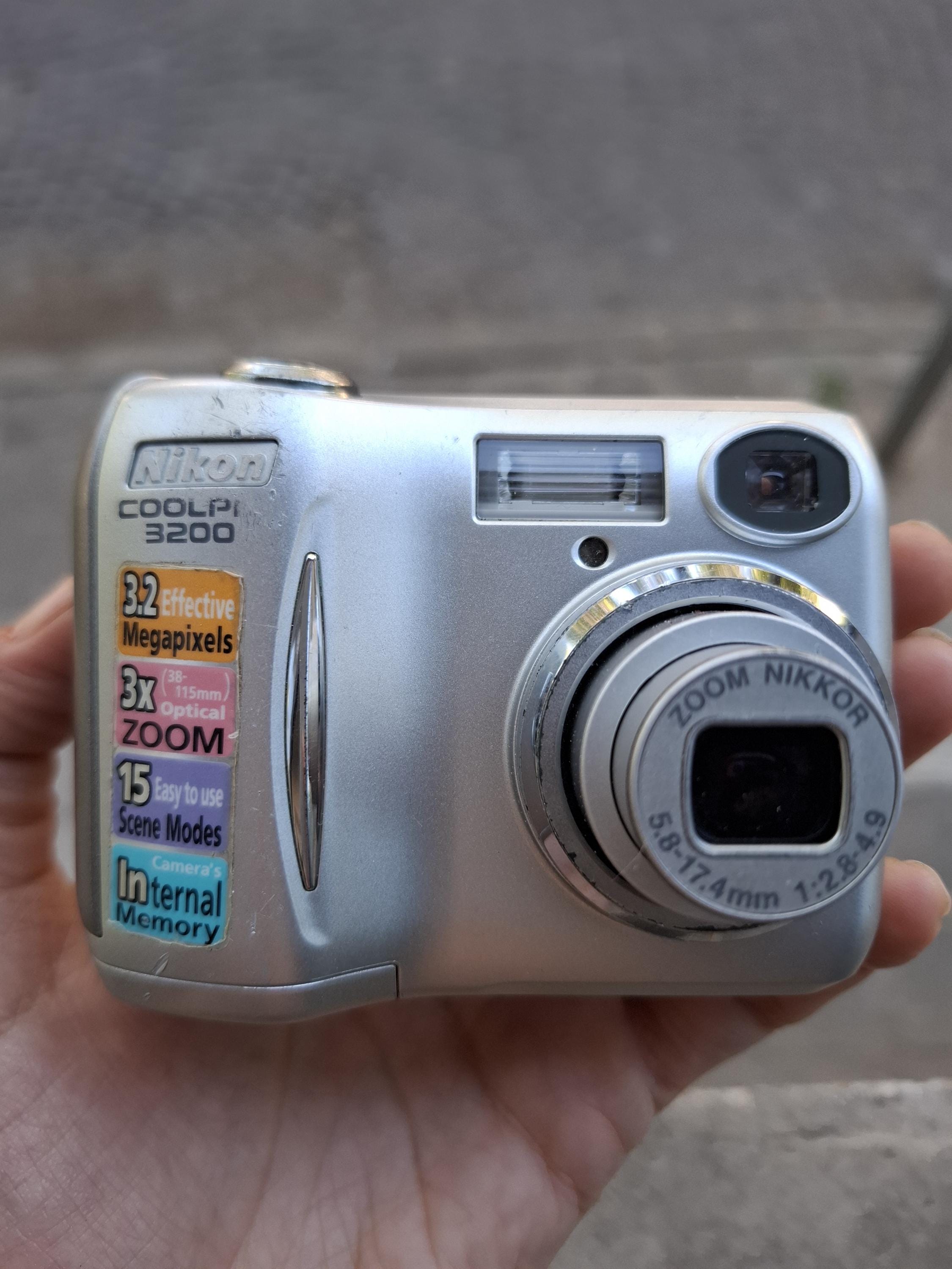 Nikon COOLPIX S3500 シルバー Amazon.com : Nikon COOLPIX S3500 20.1 MP Digital Camera with 7x