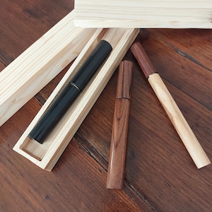 Penna artigianale dal design essenziale realizzata al tornio a mano in legni pregiati ebano palissandro ulivo con astuccio di pioppo
