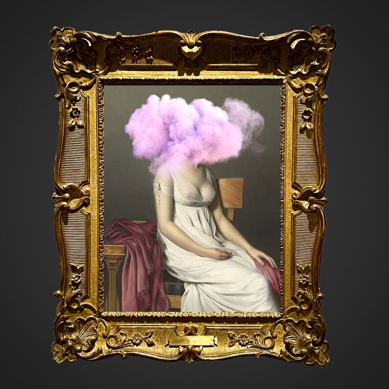 Pu&ograve; includere: Un dipinto di una donna in un abito bianco con una nuvola rosa sopra la sua testa. Il dipinto &egrave; incorniciato in una cornice dorata.