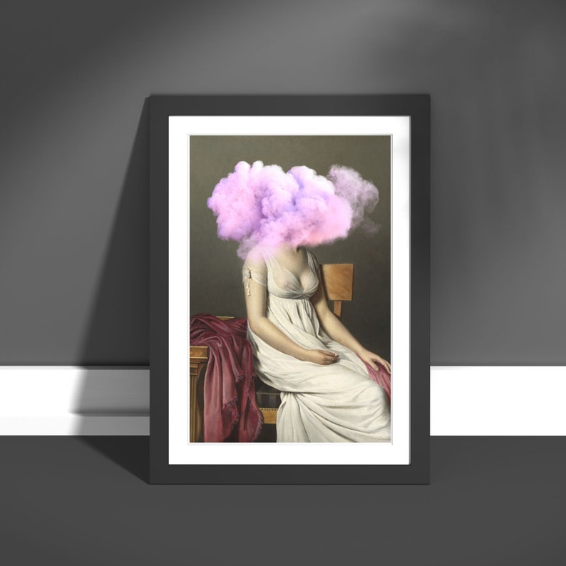 Pu&ograve; includere: Una donna in un abito bianco &egrave; seduta su una sedia con una nuvola rosa che le copre la testa. Lo sfondo &egrave; di colore marrone scuro.