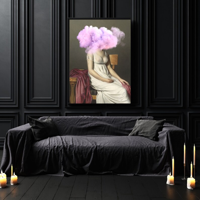Pu&ograve; includere: Un divano nero con una coperta grigia scura e due cuscini. Un dipinto incorniciato di una donna con una nuvola rosa sopra la testa &egrave; appeso al muro dietro il divano. Ci sono candele sul pavimento davanti al divano.