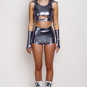 Short rave femme argenté, shorts de fête, shorts de fête rave, vêtements pour femmes raves, vêtements de soirée rave, tenue de festival, tenue femme rave image 3