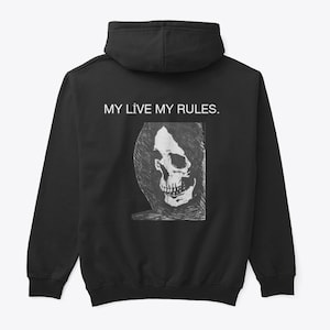 Könnte beinhalten: Schwarzer Kapuzenpullover mit einem weißen Grafikdruck eines Schädels und dem Text "MY LIVE MY RULES."